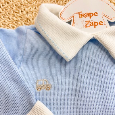 Macacão Tricotil (Tricot 100% Algodão) com Gola e Bordado - Azul Bebê Carrinhos Macacão Tricotil (Tricot 100% Algodão) com Gola e Bordado - Azul Bebê Carrinhos